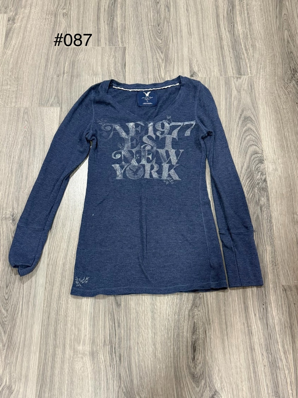 Vintage Y2K American Eagle Outfitters Navy Long-Sleeve Graphic Thermal Top